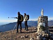 64 Raffi e Mario alla Madonnina del Costone (1195 m) con vista a sud
